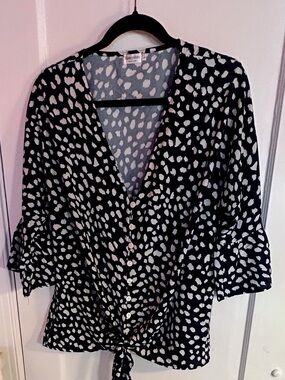Kancystore Black & White Dot Tie-Front Blouse L